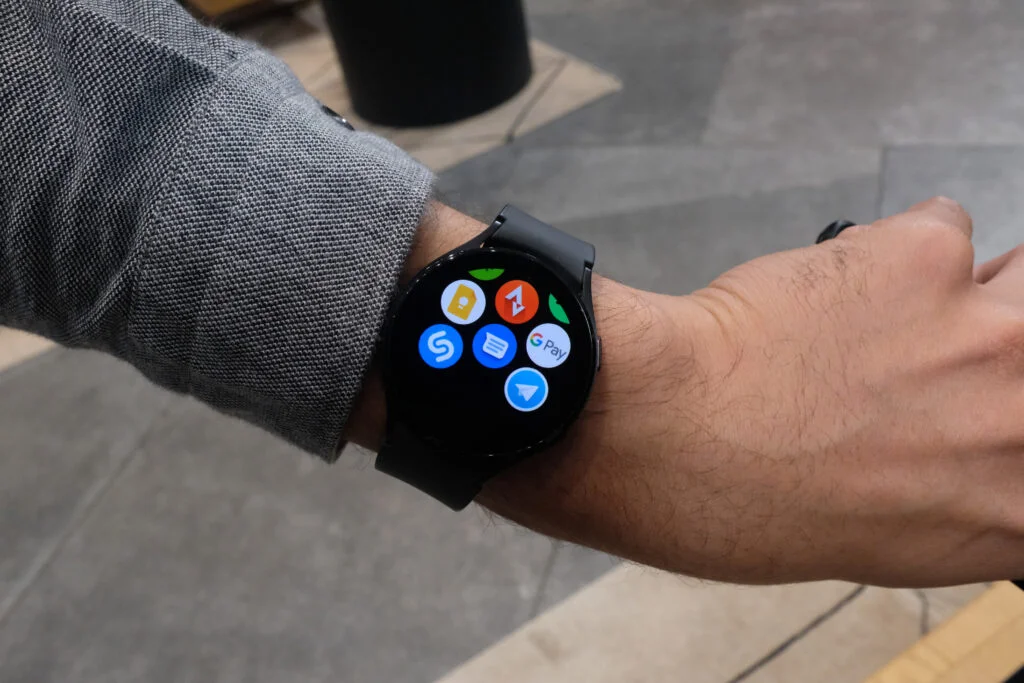 How to Turn on Galaxy Watch 4